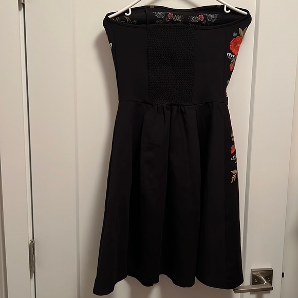 Stylish dress. Worn once and kept really well. - Picture 3 of 3